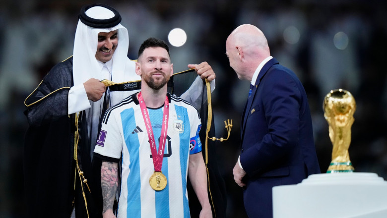 Un avocat din Oman oferă 1 milion de dolari pe mantia îmbrăcată de Lionel Messi după ce a primit trofeul Cupei Mondiale de Fotbal 2022