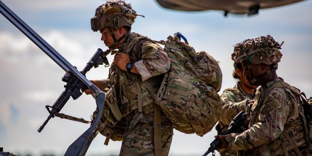 Militarii americani nu vor mai fi obligaţi să se vaccineze împotriva COVID-19. Congresul SUA a luat decizia