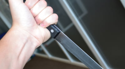 Minoră ucisă cu bestialitate în plină stradă de un tânăr: a înjunghiat-o de 25 de ori cu un cuțit