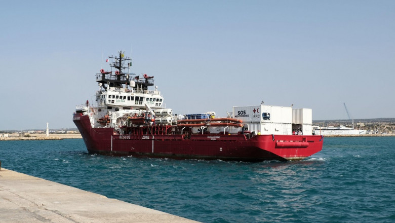 Nava umanitară Ocean Viking, cu migranţii salvaţi din Marea Mediterană a fost primită în Italia