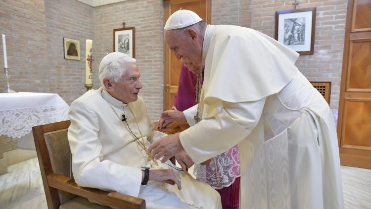 Fostul papă Benedict se află în stare gravă la spital. A fost monitorizat toată noaptea de medici