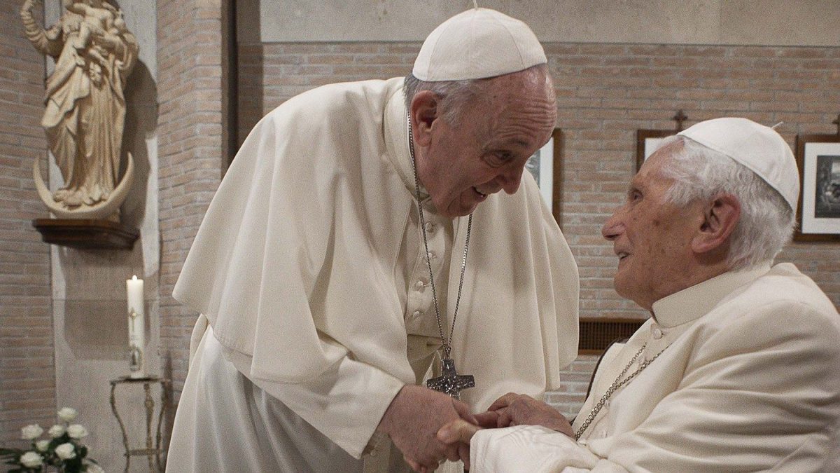 Papa Francisc reacționează după câteva ore la decesul fostului Papă Benedict: ‘Simțim recunoştinţă pentru că Dumnezeu l-a dăruit Bisericii şi lumii’
