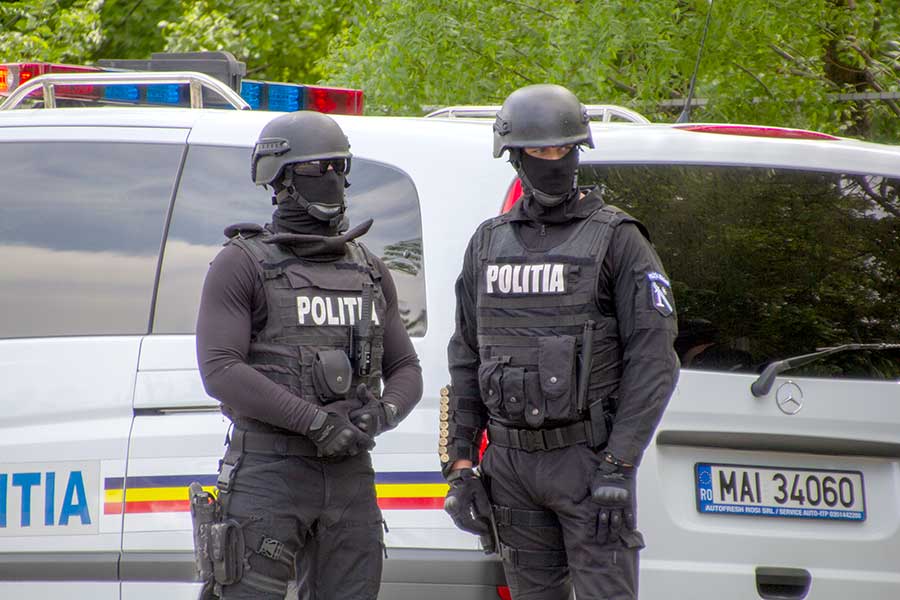 Scene incredibile la o descindere a mascaților, în paradisul hainelor fake – Gestul disperat făcut de un bărbat