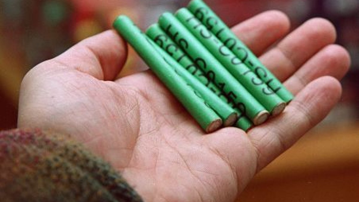 Percheziţii în 23 de judeţe la deţinătorii de artificii şi petarde ilegale. Până acum, au fost confiscate 100 de tone de articole pirotehnice