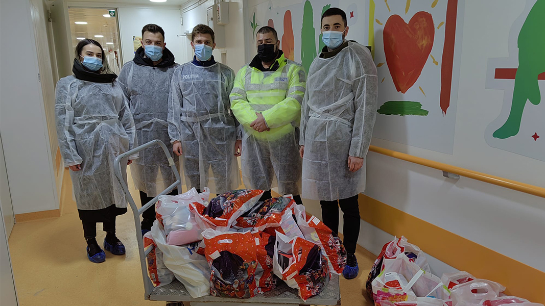 Un zâmbet pe chipurile copiilor internaţi la secţia de Oncologie a Spitalului Sf. Maria din Iaşi, adus de poliţiştii Secţiei nr. 4 – FOTO