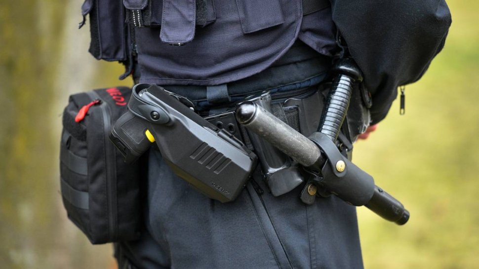 Un senator propune ca polițiștii români să fie dotați cu pistoale cu electroșocuri