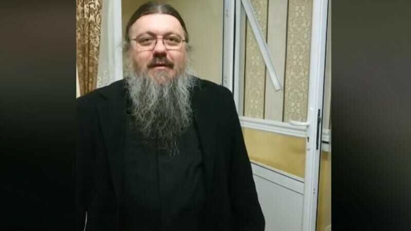 Arhimandritul Nikita din Cernăuți, găsit în chilia sa cu un adolescent de 17 ani în lenjerie intimă. Preotul susține că este vorba de o înscenare – FOTO