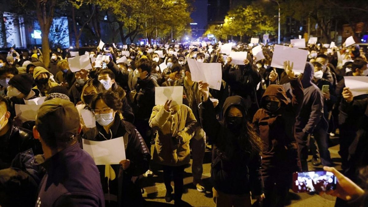 Protestele au băgat spaima în comuniștii chinezi. Relaxare bruscă a restricțiilor la Beijing