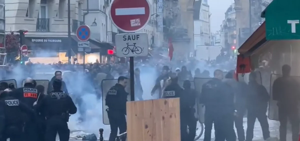 Violențe la Paris după atentatul soldat cu trei morți. Protestatarii au atacat dispozitivul care îl proteja pe ministrul de Interne
