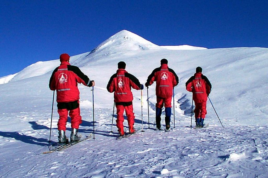 Salvamontiștii români caută un grup de turiști ucraineni rătăciți pe munte. Unul din ei a căzut în prăpastie