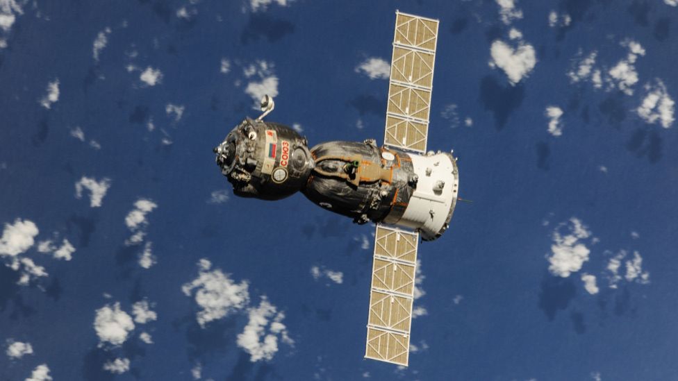 Scurgere masivă de lichid la capsula rusească Soyuz care se află lângă Staţia Spaţială Internaţională. Ieșirea în spațiu a astronauților a fost anulată – VIDEO