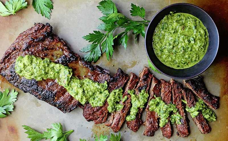Sos chimichurri. Cu ce bucate poate fi asociat și servit deliciul culinar