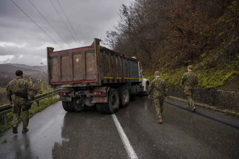 Un alt război stă să înceapă? Tensiuni uriaşe în Kosovo, după ce un fost ofițer de poliție a fost reținut. Intrarea din centrul Serbiei în nordul regiunii a fost blocată