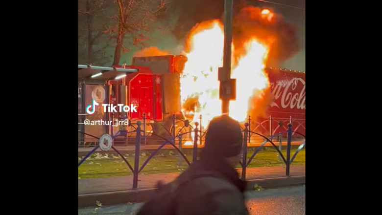 Incendiu într-un cartier din București. Camionul Coca-Cola a fost cuprins de flăcări – VIDEO
