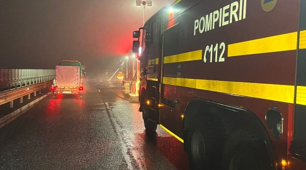 Un TIR, cu 8 mașini pe platformă, a fost cuprins de flăcări în apropiere de Nădlac
