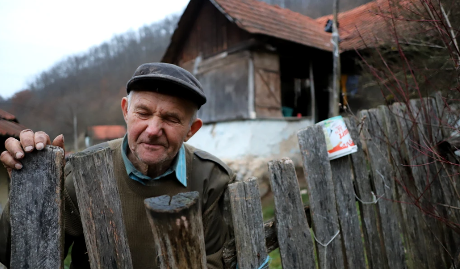 Povestea singurului român dintr-un sat părăsit care nu mai știe cine e președinte, iar de pandemie și război abia a auzit – VIDEO