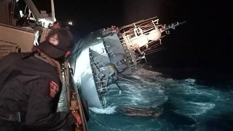 Un vas al marinei thailandeze s-a răsturnat pe mare, în timpul unei furtuni puternice. Mai mulţi oameni aşteaptă să fie salvaţi