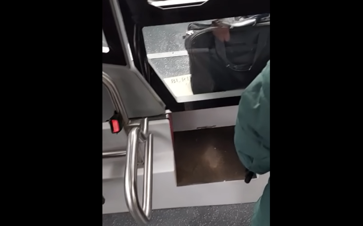 Călători încuiați în autobuz, la Suceava. Șoferul plecase să își cumpere de mâncare – VIDEO
