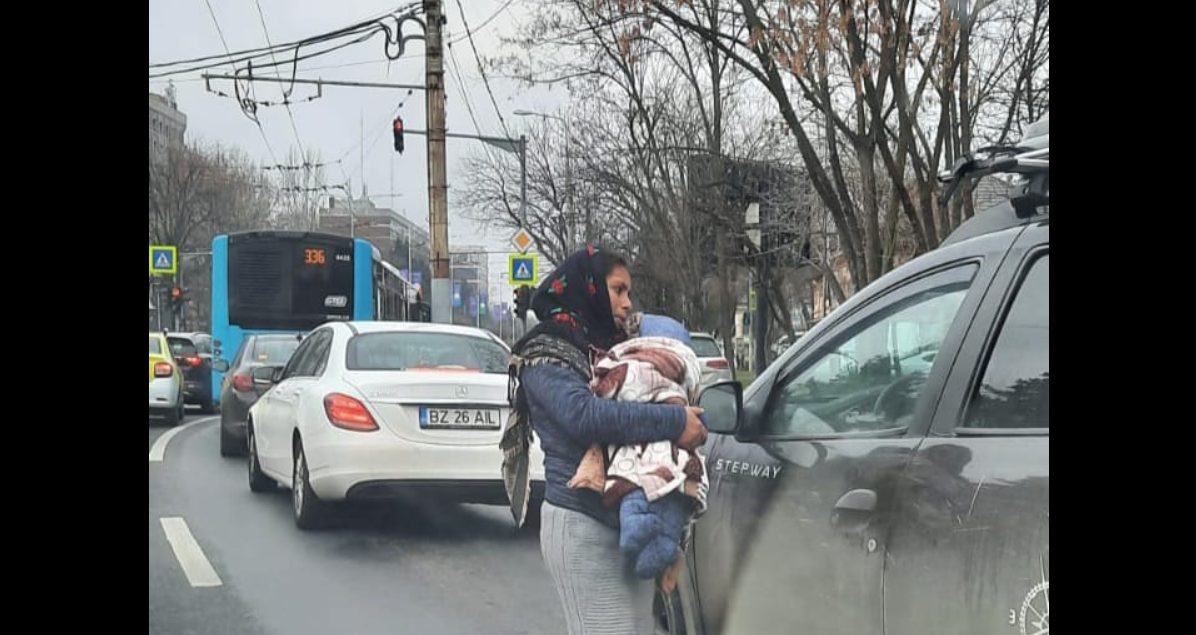 Polițiștii din București au amendat mai multe femei care cerșeau la semafoare. Ce metodă foloseau să înduplece șoferii