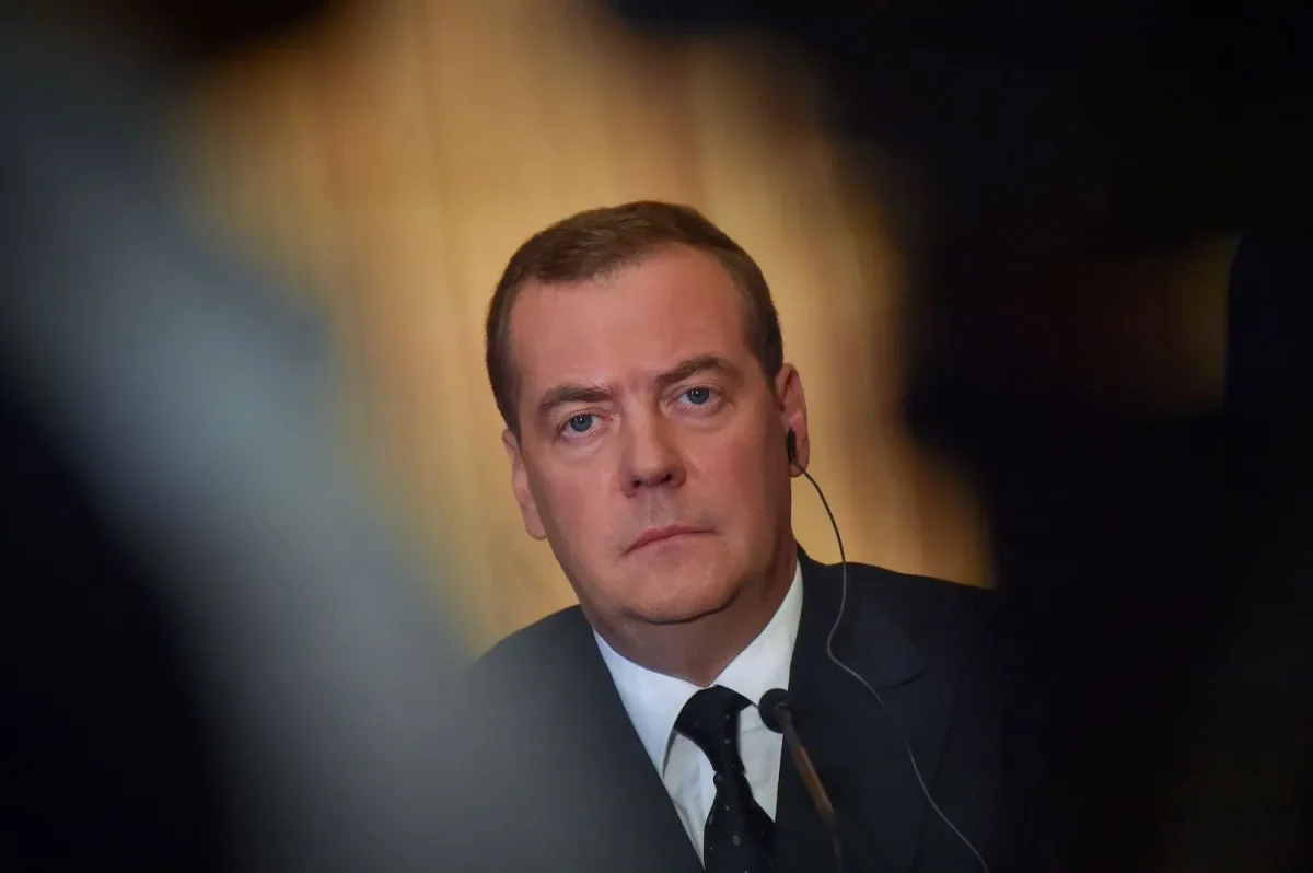 Medvedev reacționează după vizita lui Fumio Kishida la Casa Albă: „Este doar un personal de serviciu pentru americani”