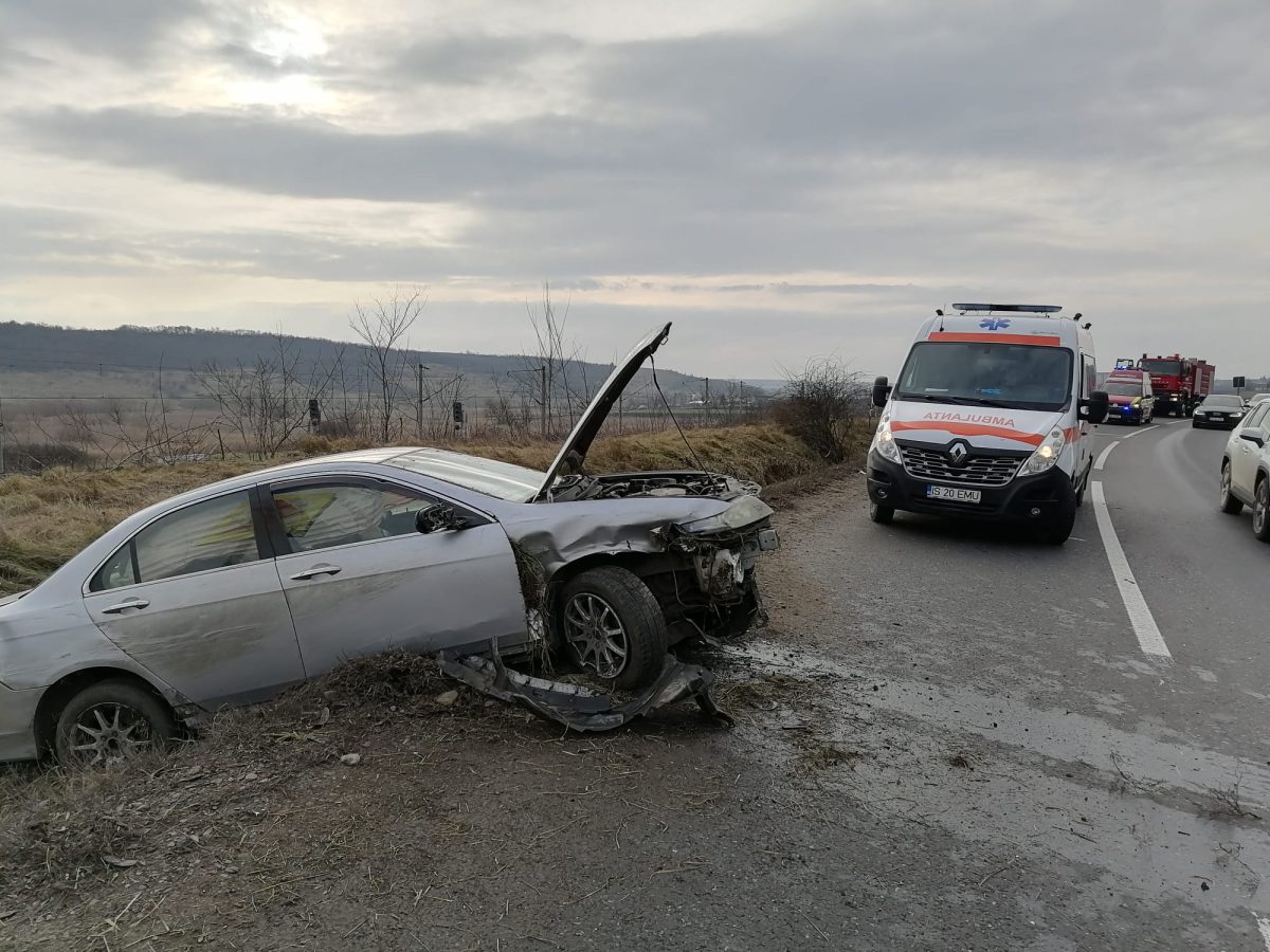 Accident rutier la Bălţaţi. Două persoane au fost rănite, după ce autoturismul în care se aflau s-a răsturnat – FOTO