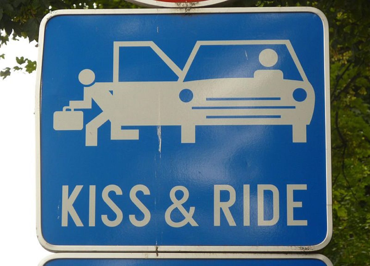 Proiectul pilot “Kiss and Ride“ pus în aplicare la o școală din București. Cum funcționează acest sistem