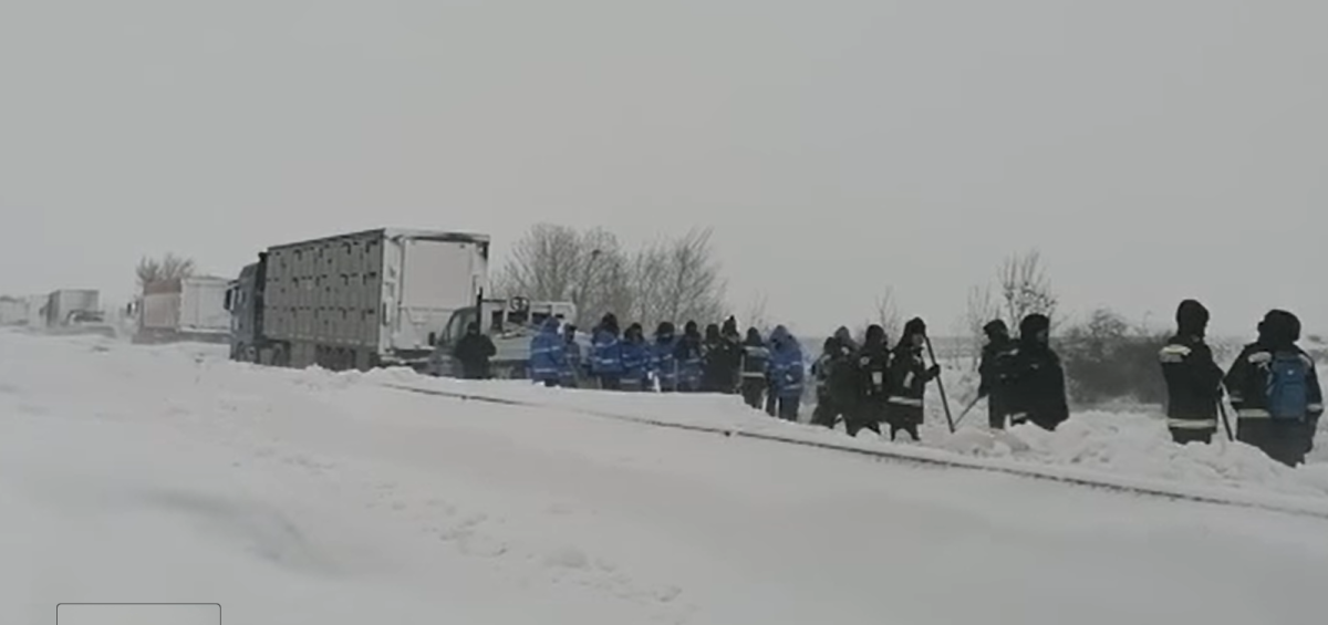 Se intervine cu Armata: 50 de militari deszăpezesc mașinile blocate între Buzău şi Râmnicu Sărat. Stare de alertă în Vrancea din cauza zăpezii – VIDEO