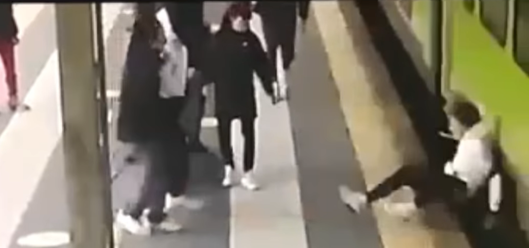 Un român de 15 ani a fost aruncat de colegi de școală sub tren. A scăpat ca prin minune – VIDEO