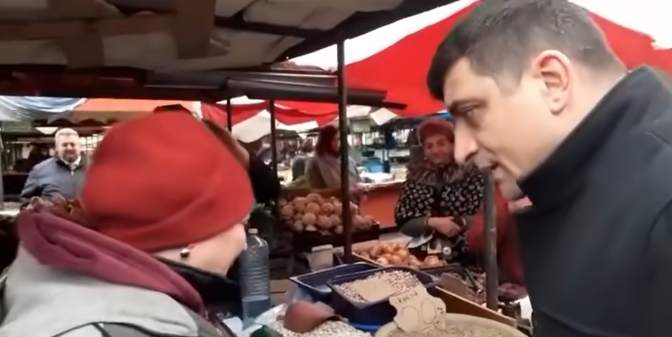 Liderul AUR George Simion, prezent la Iași. Acesta a discutat cu cetățeni nemulțumiți în cea mai mare piață din oraș – VIDEO