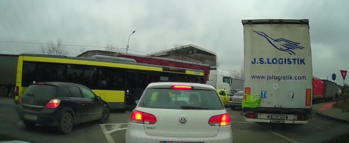 Trafic îngreunat în CUG. Mai multe camioane stau parcate pe banda a doua – VIDEO