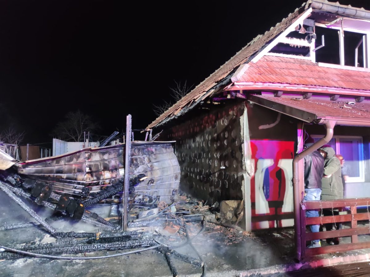 Incendiu în comuna Comarna! O persoană a ajuns la spital!