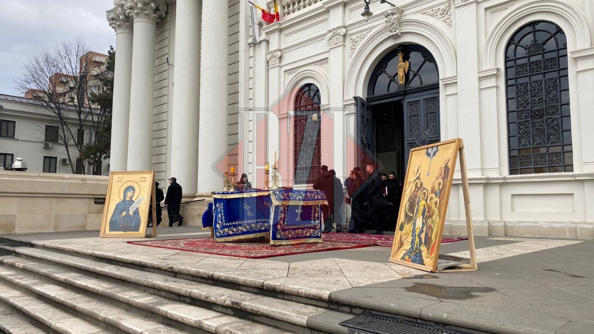 A început Slujba de Bobotează la Mitropolia Moldovei şi Bucovinei din Iaşi. Sute de ieşeni aşteaptă să ia Agheasma Mare – LIVE VIDEO, FOTO