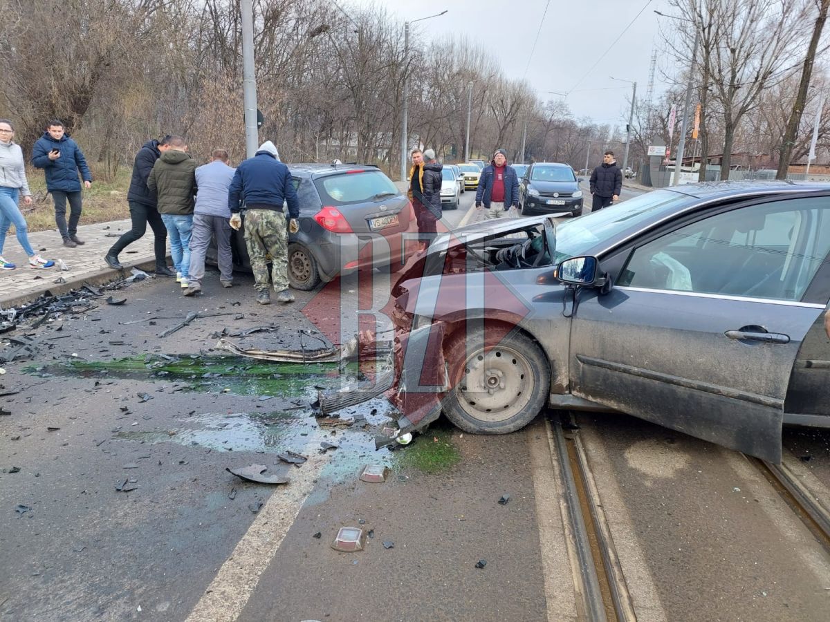 Accident rutier în municipiul Iaşi. Două autoturisme au intrat în coliziune – FOTO, UPDATE, VIDEO