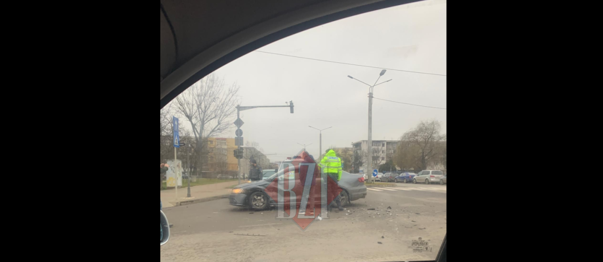 Accident rutier în municipiul Iaşi. Două autoturisme au intrat în coliziune – FOTO
