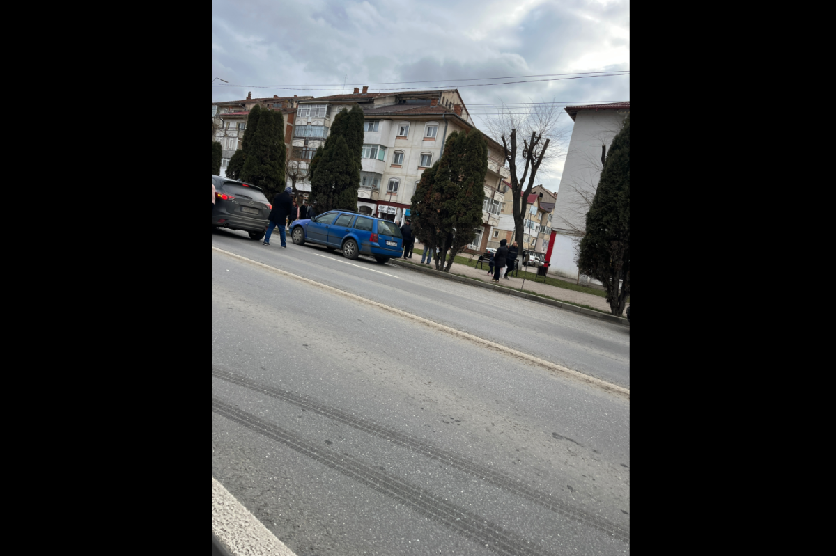 Accident rutier în Podu Iloaiei. Trei autoturisme au intrat în coliziune – FOTO