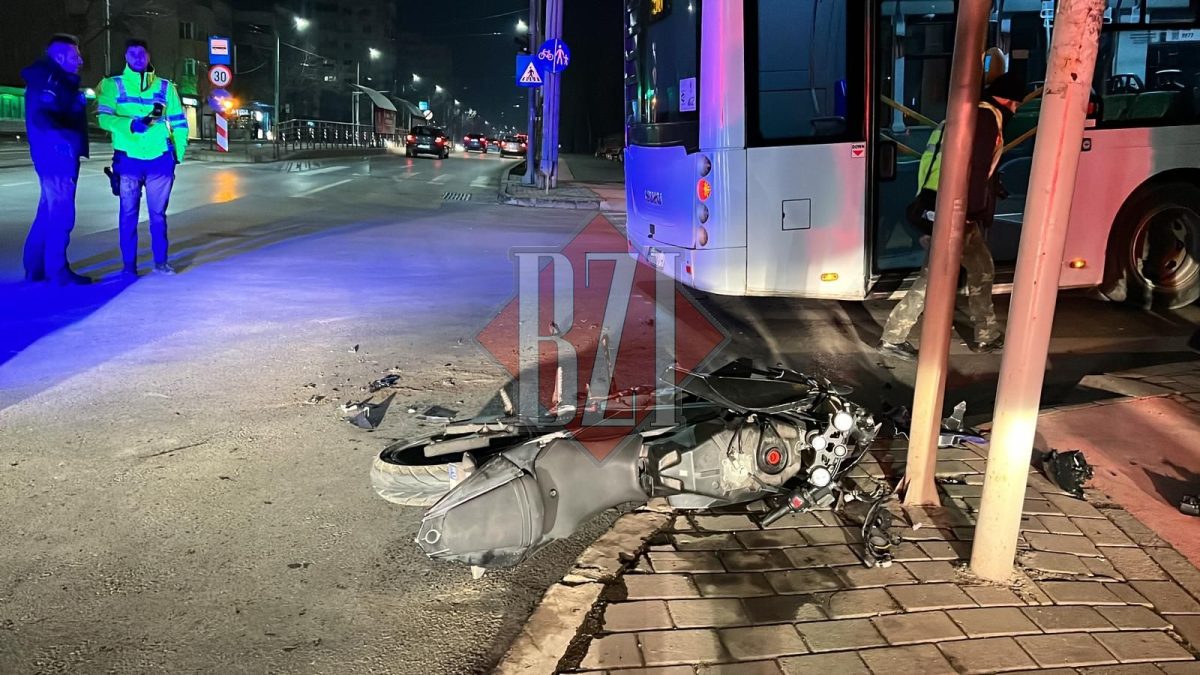 Accident rutier în municipiul Iași. Au fost implicate o motocicletă și un autobuz – EXCLUSIV, FOTO