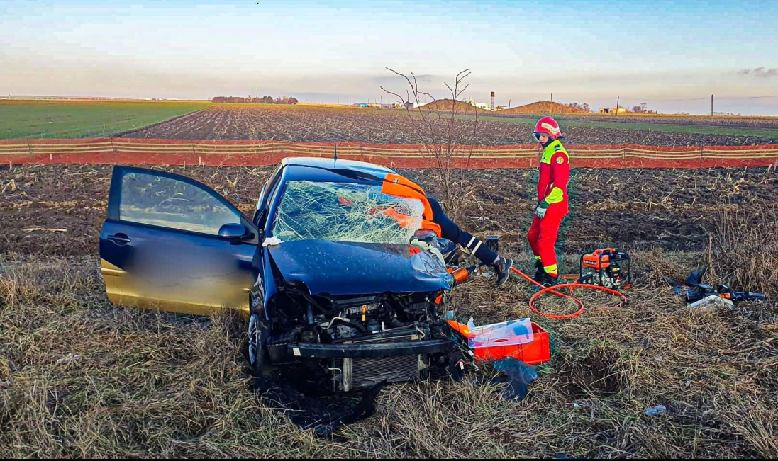 Accident rutier grav la Suceava! Două persoane au rămas încarcerate. Pompierii militari intervin la Dumbrăveni