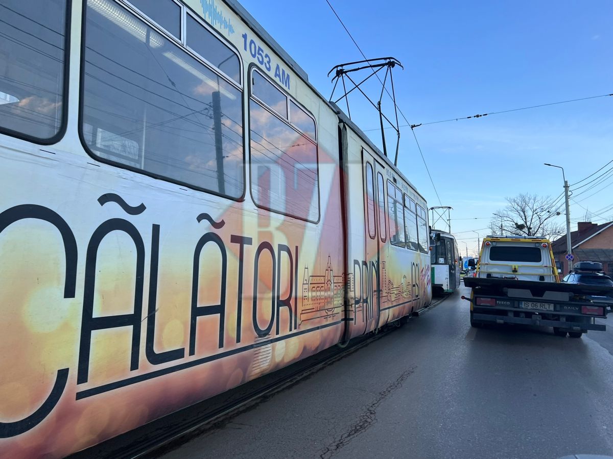 Accident rutier lângă Gara Internațională din Iași. Circulația tramvaielor a fost blocată – EXCLUSIV, FOTO