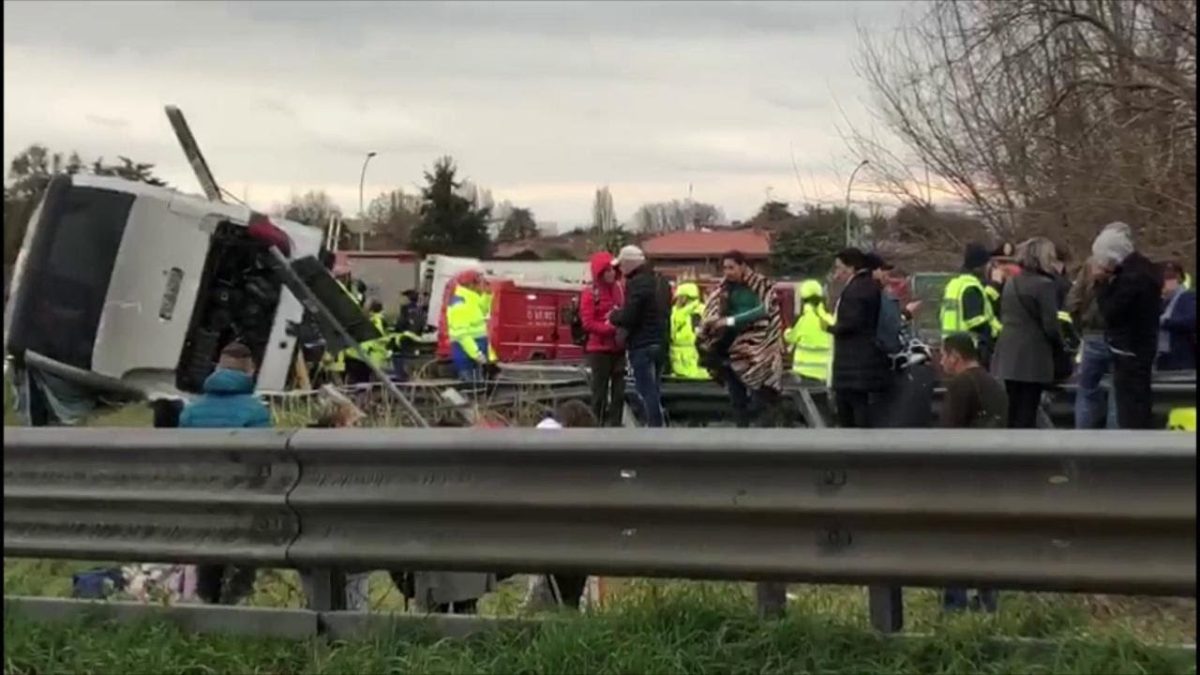 Șapte cetăţeni români, inclusiv minori, au fost răniţi în accidentul din Italia