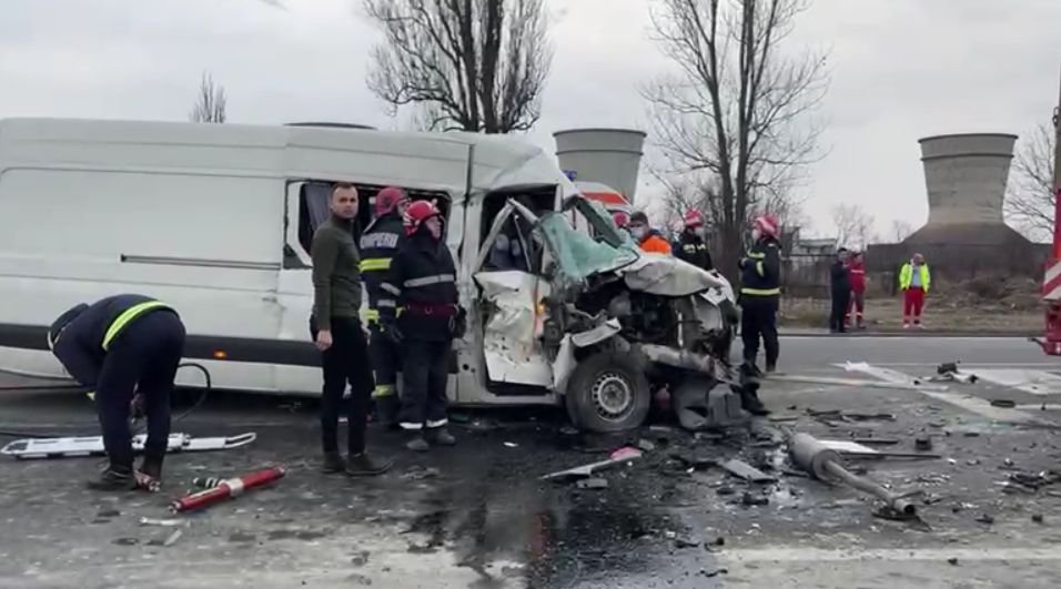 Accident rutier grav în Dolj! Două femei au murit după ce un microbuz s-a ciocnit cu un TIR
