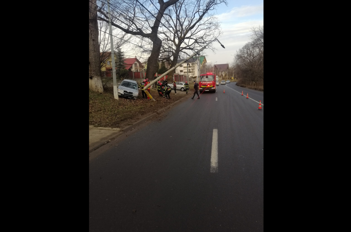 Accident rutier în zona Bucium. Un autoturism a intrat într-un stâlp – FOTO