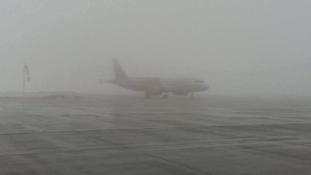 Panică pe Aeroportul Internațional Suceava, după o aterizare ratată din cauza ceții. Avionul Wizz Air, redirecționat spre Iași