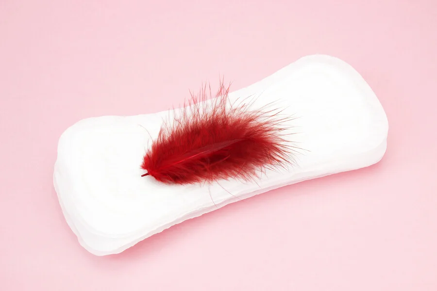 Am menstruație de 2 săptămâni. În ce situații trebuie să apelezi la un medic pentru ajutor?