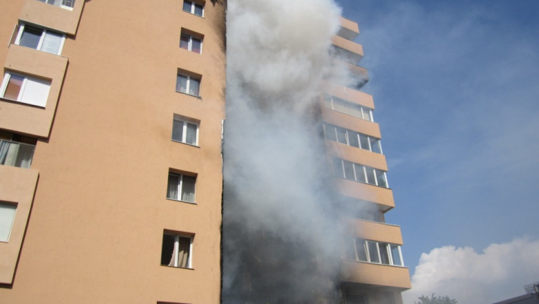 Incendiu la un bloc de 10 etaje din Arad. Zeci de persoane au fost evacuate