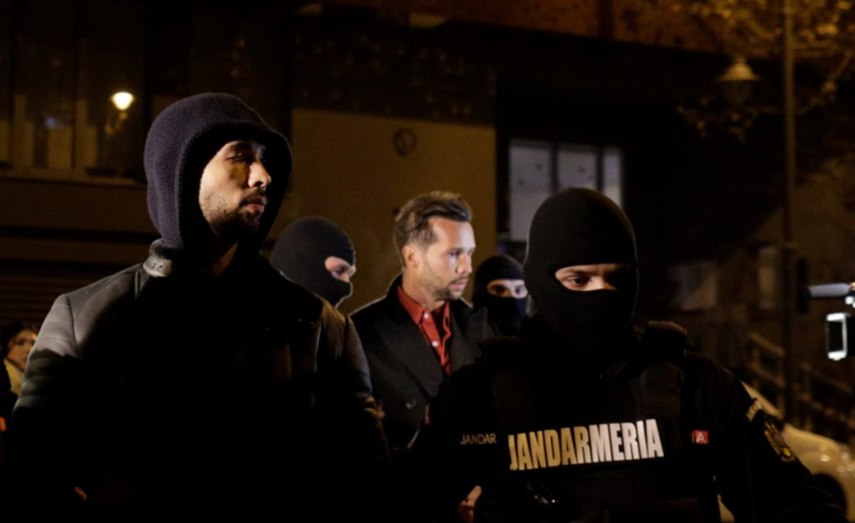 În momentul arestării, frații Tate au făcut un semn bizar cu degetele. Ce reprezintă de fapt acesta