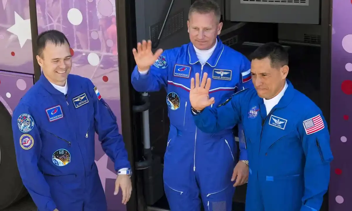 Doi cosmonauți rusi și unul american, prizonieri în spațiu! Nava a fost lovită de un meteorit. Rusia, misiune de urgență pentru a salva echipajul