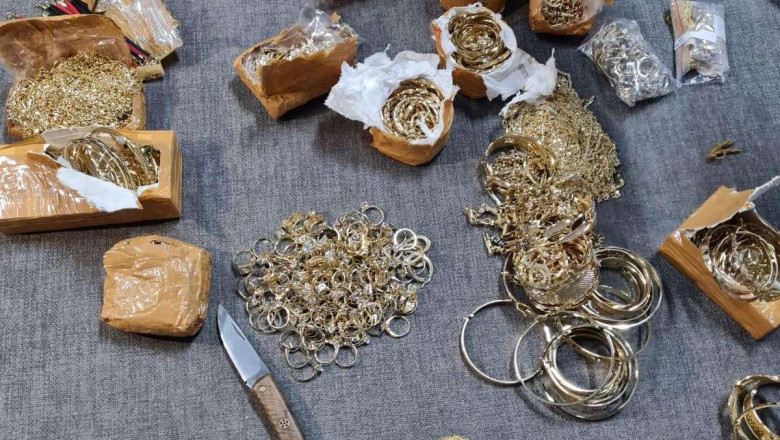 Peste 5 kilograme de bijuterii din aur au fost confiscate în Vama Giurgiu. Şoferul a ascuns aurul la motorul maşinii
