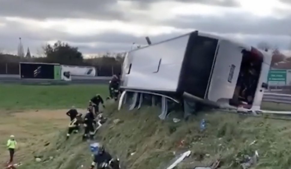 Autocar plin cu români, răsturnat pe autostradă, în Italia. Răniții au fost duși la spital cu elicopterul