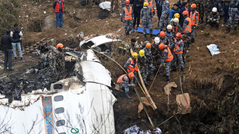Echipele de salvare au găsit cele două cutii negre ale avionului prăbușit în Nepal
