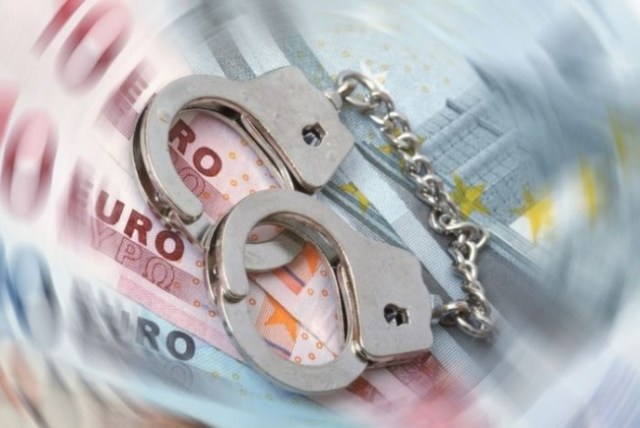 Doi inspectori ANAF au fost prinși în flagrant când cereau mită